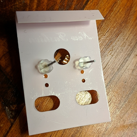 Hello Kitty earrings - Picture 2 of 2